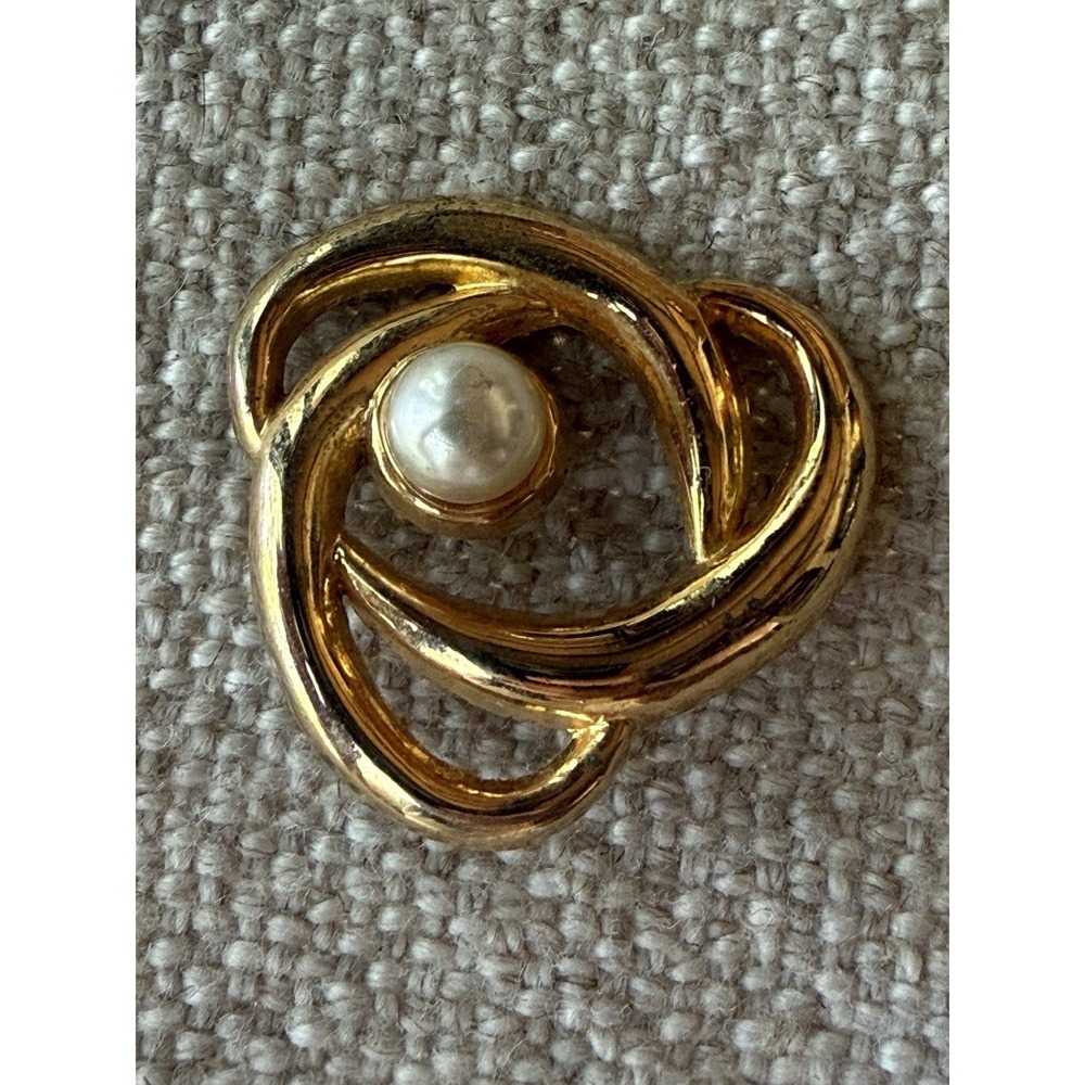 VINTAGE AAI CLASSIC GOLD KNOT WITH FAUX PEARL BROOCH PIN